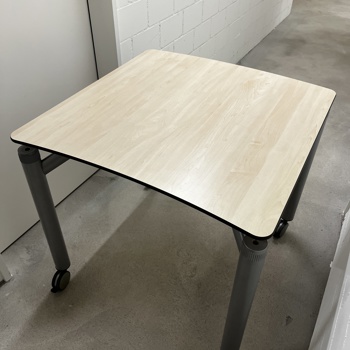 Quadratischer Bürotisch Bild 3