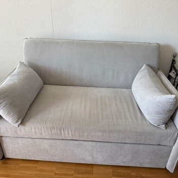 Bequemes 2-Sitzer Schlafsofa in Hellgrau – Top Zustand!