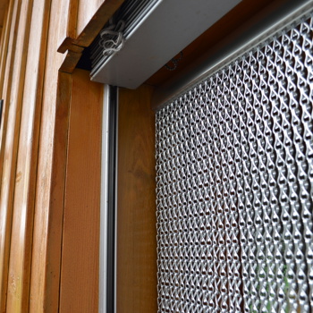 Türvorhang aus eloxierten Aluminiumketten Bild 2