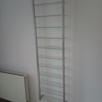 Schmales Glas-Wandregal / Vitrine Bild 2