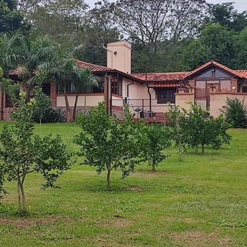Haus mit Gästehaus in Caacupe-Cabanas / Paraguay