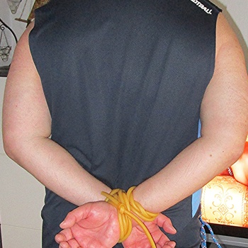 Reifer Mann bezahlt Frauen die mich fesseln Bild 2
