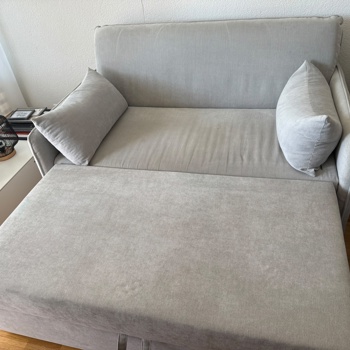 Bequemes 2-Sitzer Schlafsofa in Hellgrau – Top Zustand! Bild 2