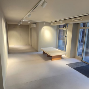 Design-Lounge-Sofa mit massivem Holzrahmen