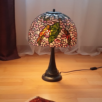 Tischleuchte aus Tiffany-Glasmalerei , floral