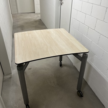 Quadratischer Bürotisch