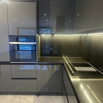 Top moderne 2.5 ZW mit 50m2 Terrasse u. E-Ladestation