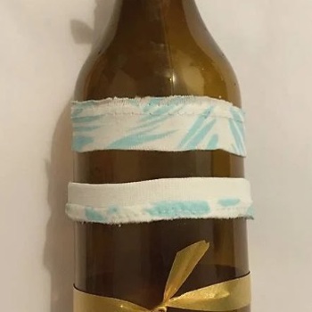 Glasvase mit Stoffdeko