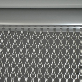 Türvorhang aus eloxierten Aluminiumketten Bild 3