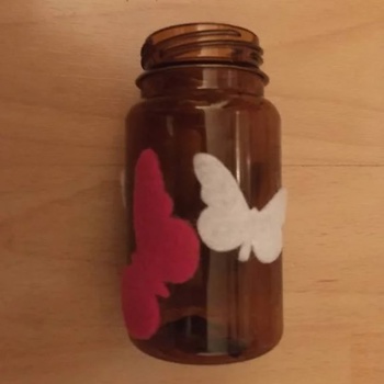Plastikvase mit Schmetterlingen