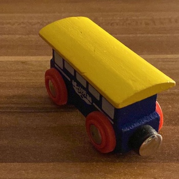 Personenwaggon zur Holzeisenbahn Bild 2
