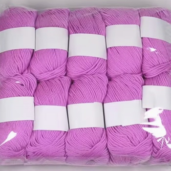 10 Knäuel à 50 g Seidenmischgarn, magnolienfarbend