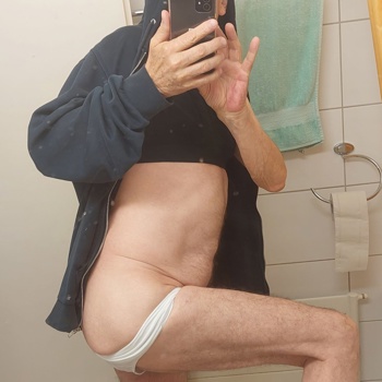 M 70 BI / Suche liebevollen..schlanken Mann mit Busenansatz Bild 2