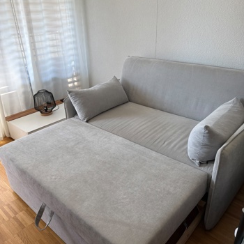 Bequemes 2-Sitzer Schlafsofa in Hellgrau – Top Zustand! Bild 3