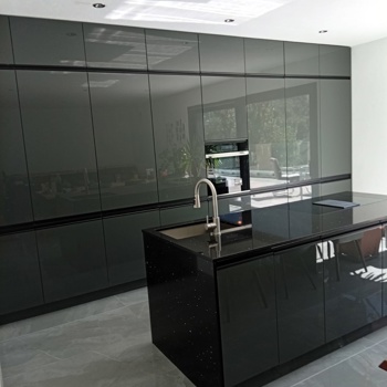 Moderne 3.5 Zimmer Attika mit 50m2 Terrasse u. E-Ladestation Bild 3