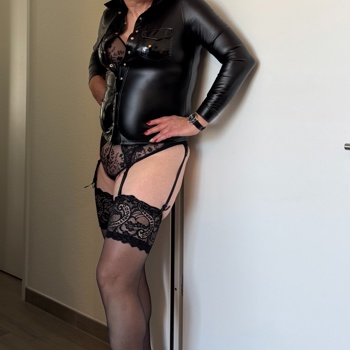 SEXY TV LADY SUCHT FLINKE ZUNGEN & HARTE SCHWÄNZE Bild 2