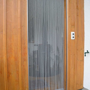 Türvorhang aus eloxierten Aluminiumketten Bild 4