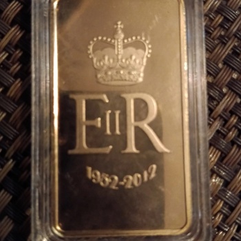 Queen Elisabeth II. vergoldete Medaille Diamantenhochzeit Bild 2
